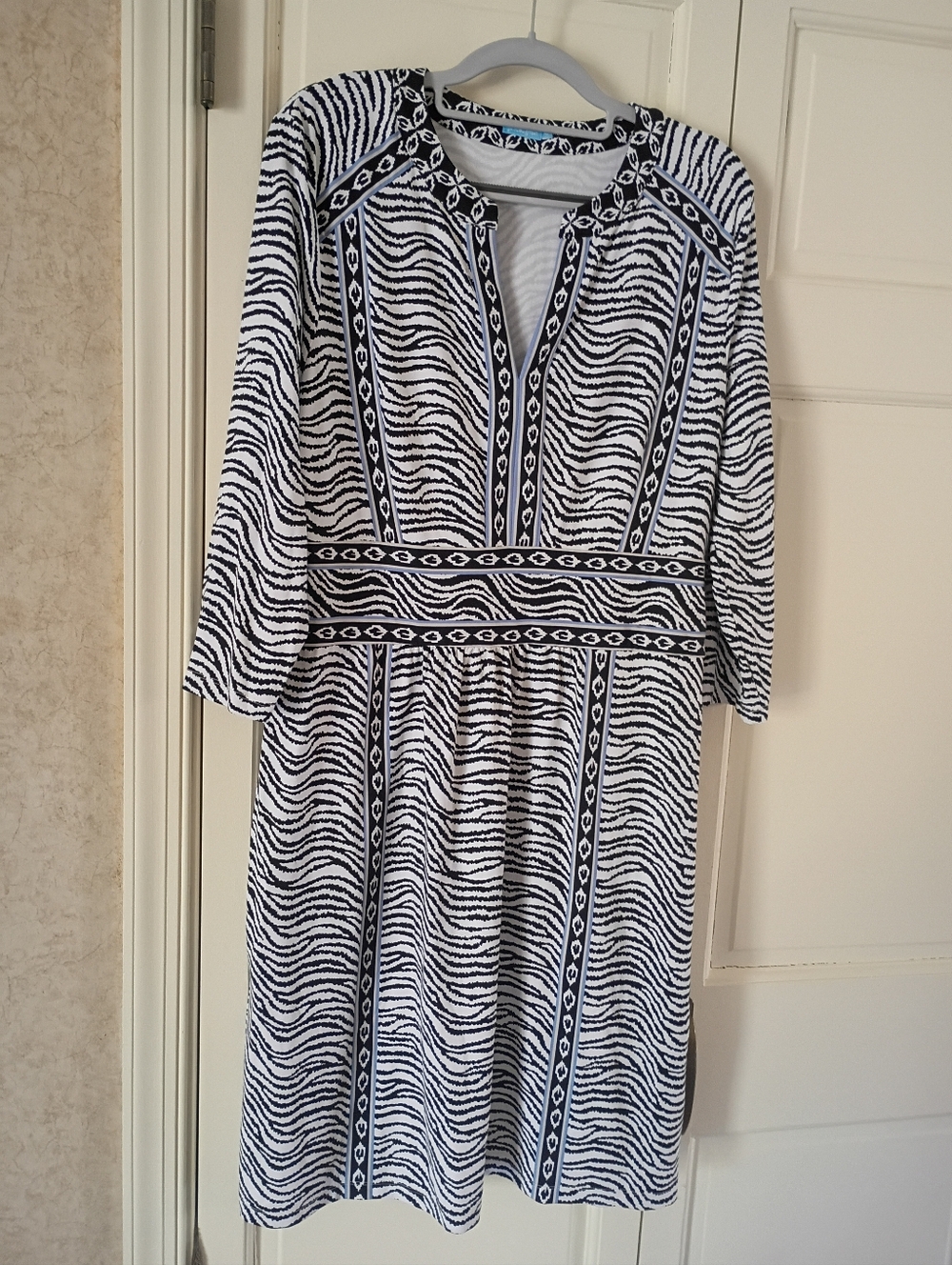Black & White Patterned V-Neck Midi Dress.New No Tag.Pit To Pit 21" - Picture 2 of 6